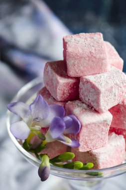 Açık renkli kürsüye üzerinde çilek hatmi