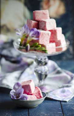 Açık renkli kürsüye üzerinde çilek hatmi