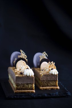 Çikolatalı mousse kek kahve krem ve gevrek tabaka ile