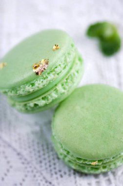 Taze nane ganache ve beyaz çikolata ile yeşil macaroons