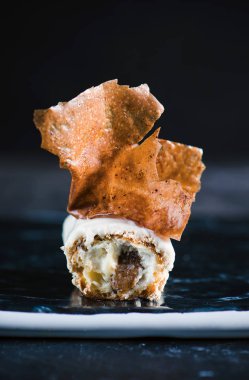 Pralin ve çıtır çıtır gevreği ile lezzetli vanilyalı pasta 