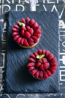 Tartlets muhallebi ve karanlık tablo taze frambuaz