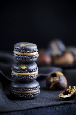 Kestane ganache ile siyah macaroons ve karamel, seçici odak