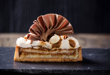 Tartlets muhallebi, karamel ve badem karanlık tablo