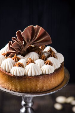 Tartlets muhallebi, karamel ve badem karanlık tablo