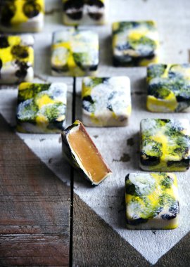 El yapımı lüks çikolata ile tutku meyve ganache ahşap arka plan üzerinde