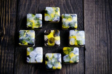 El yapımı lüks çikolata ile tutku meyve ganache ahşap arka plan üzerinde