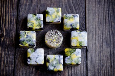 El yapımı lüks çikolata ile tutku meyve ganache ahşap arka plan üzerinde