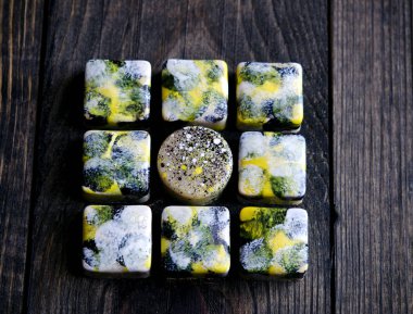 El yapımı lüks çikolata ile tutku meyve ganache ahşap arka plan üzerinde