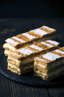 Fransız pasta ahşap koyu arka plan üzerinde Close-up