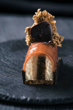 Kestane rengi karamel sır altında kahve kek