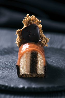 Kestane rengi karamel sır altında kahve kek