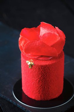 Kırmızı kadife örtüsü altında çilek mus kek