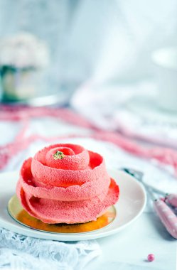 tatlı pasta ve çilek köpük yapılan görünümü kapatın