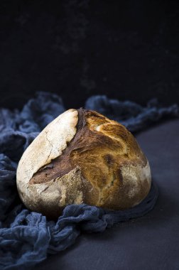 taze pişmiş somun ekmek bakış koyu arka plan üzerinde kapatın