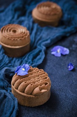 pişmiş tatlı kek masa üstü olarak dekore edilmiş.