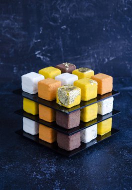 Koyu arkaplanda tatlı çikolata şekerlemeleri