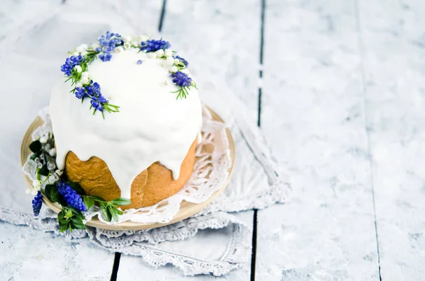 Pastel Pascua Tradicional Decorado Con Flores Púrpura Enfoque Selectivo — Foto de Stock