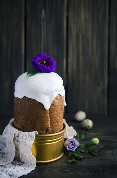 Pastel Pascua Tradicional Decorado Con Glaseado Flores Enfoque Selectivo — Foto de Stock