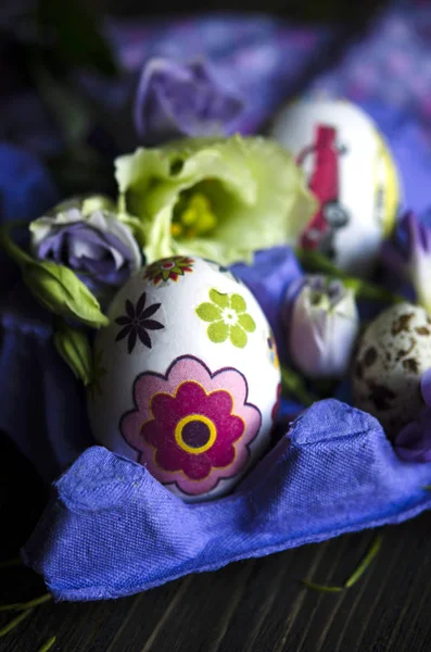 Siyah Arka Plan Üzerine Yumurtalı Paskalya Süsleri — Stok fotoğraf