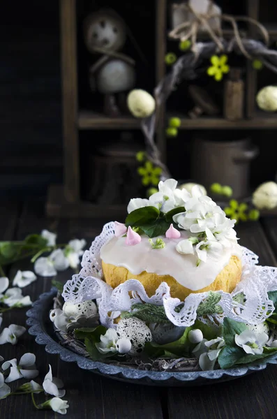 Paskalya Havuçlu Kek Dekore Edilmiş Beyaz Çiçeklerle Seçici Odak — Stok fotoğraf