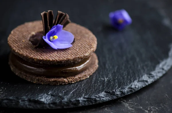 Biscuits Chocolat Avec Ganache Chocolat Fleur Violette — Photo