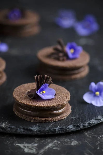 Biscuits Chocolat Avec Ganache Chocolat Fleur Violette — Photo
