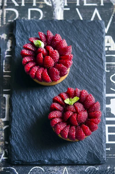 Tartelettes Avec Crème Anglaise Framboises Fraîches Sur Table Noire — Photo