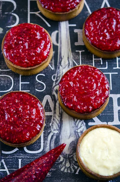 Tartlets Puding Friss Málna Sötét Tábla — Stock Fotó