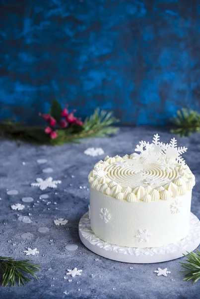 Nahaufnahme Von Weißen Winter Festlichen Kuchen Mit Schneeflocken Auf Blauem — Stockfoto