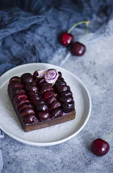 Gâteau Sucré Décoré Cerises Sur Table Grise — Photo