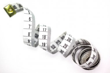 Beyaz arka planda beyaz sentimeter var. Tuhaf bir formu ve zıt siyah sayıları var.