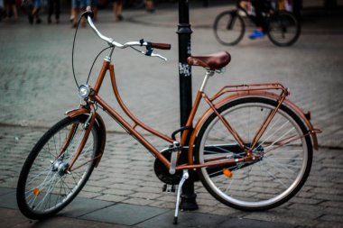 eski kahverengi bisiklet n sokakta ayakta. Fotoğraf vintage tarzı yaptı