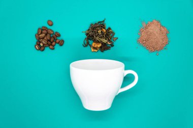 Kahve, çay, kakao ve beyaz fincan