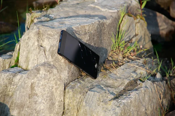Telefone touchscreen com displa quebrado — Fotografia de Stock