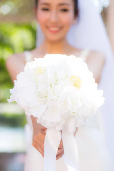 Belo buquê de casamento em mãos da noiva — Fotografia de Stock