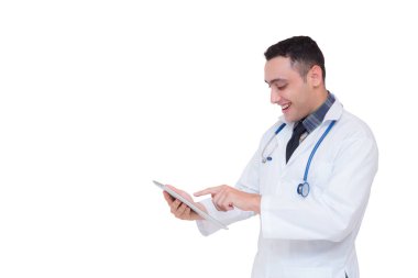 Doktor whit üzerinde izole kullanırken bir tablet bilgisayar tutarak