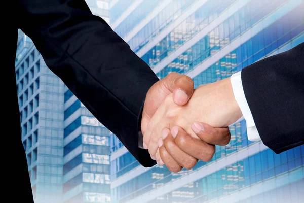 Hand shake between a businessman and a businesswoman with buildi — Stock Photo, Image