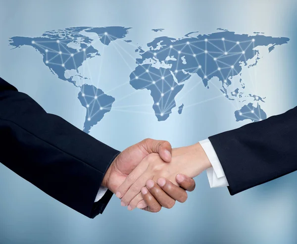 Negocio con gente estrechando la mano con una comunicación global n — Foto de Stock