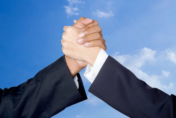 Hand shake between a businessman and a businesswoman sky backgro — Stock Photo, Image