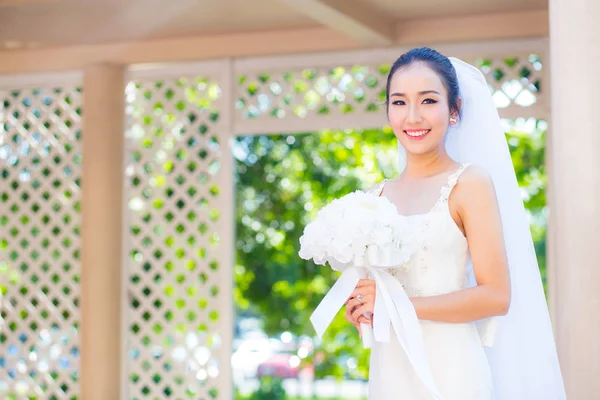 Красива молода жінка в день весілля в білій сукні в гардеробі — стокове фото