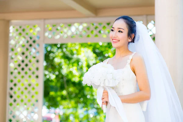 Bela jovem no dia do casamento em vestido branco na garde — Fotografia de Stock