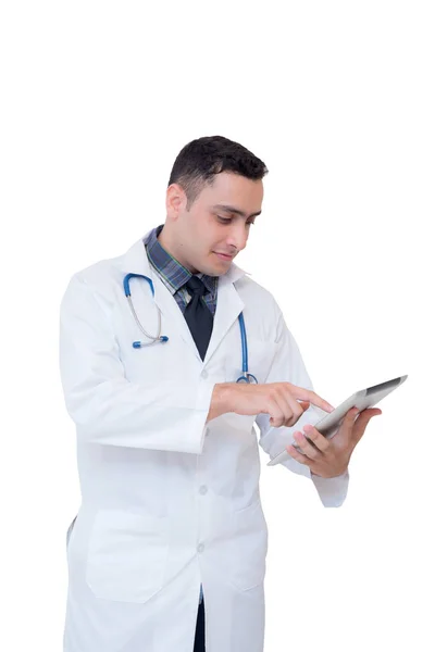Médico sosteniendo una tableta mientras la utiliza aislado en whit —  Fotos de Stock