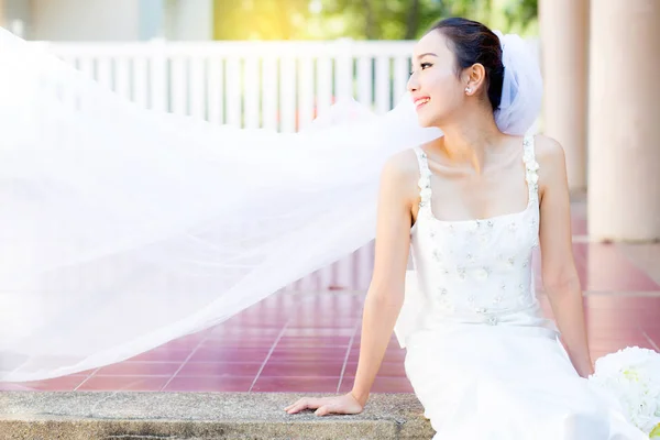 La sposa è seduta con i fiori. Bella Giovane donna in posa in p — Foto Stock