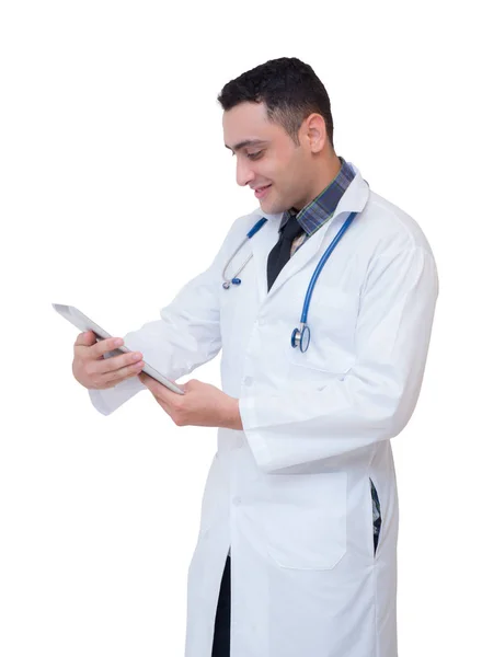 Médico sosteniendo una tableta mientras la utiliza aislado en whit — Foto de Stock
