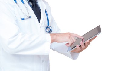 Doktor whit üzerinde izole kullanırken bir tablet bilgisayar tutarak