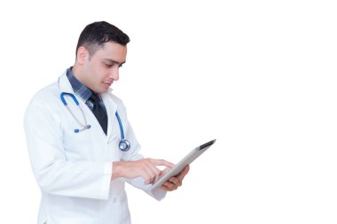 Doktor whit üzerinde izole kullanırken bir tablet bilgisayar tutarak