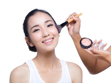 Bir makyaj fırçası kullanarak genç güzel kadın, parlak doğal sırt