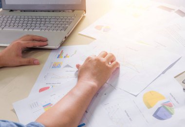 Tablodaki mali kağıt grafikler, grafikler ve defter