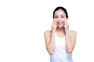 Yanakları üzerinde elleri ile Güzellik modeli kadın bir kamera bakarak